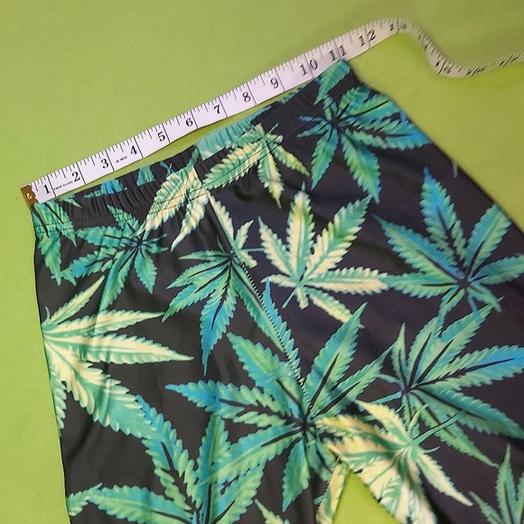 Blaze It! Leggings in Medium - Picture 2 of 5